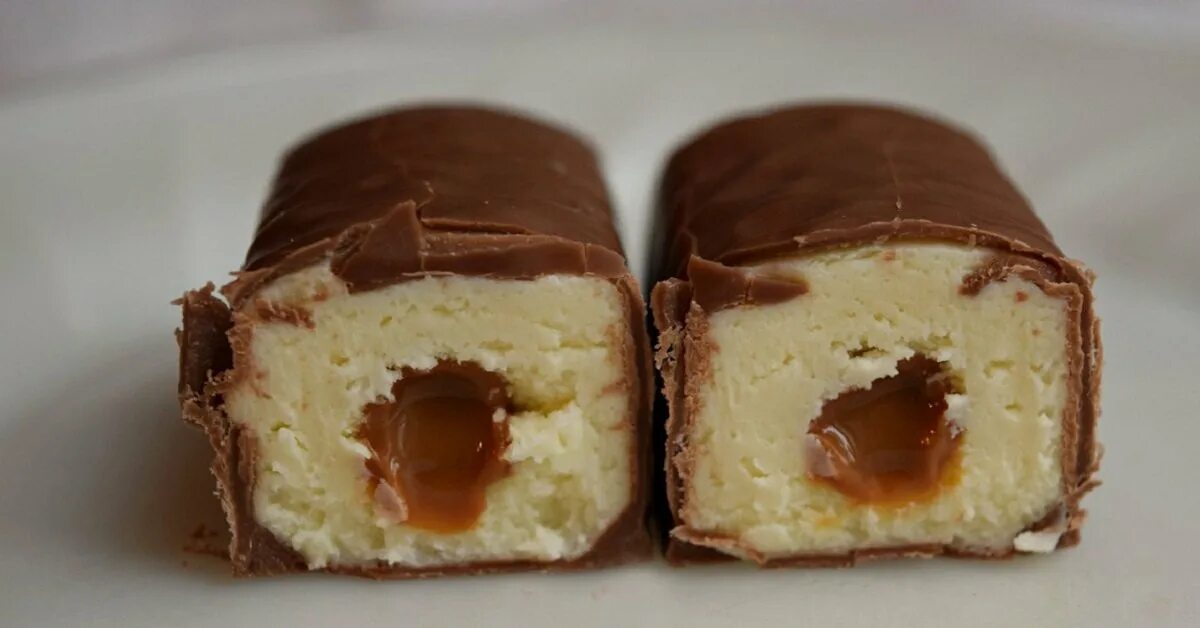Сырок глазированный вкуснотеево с вареной сгущенкой. Шоколадный сырок со сгущенкой. Сырки со сгущенкой рецепт. Сырок творожный. Сырок со сгущенкой.