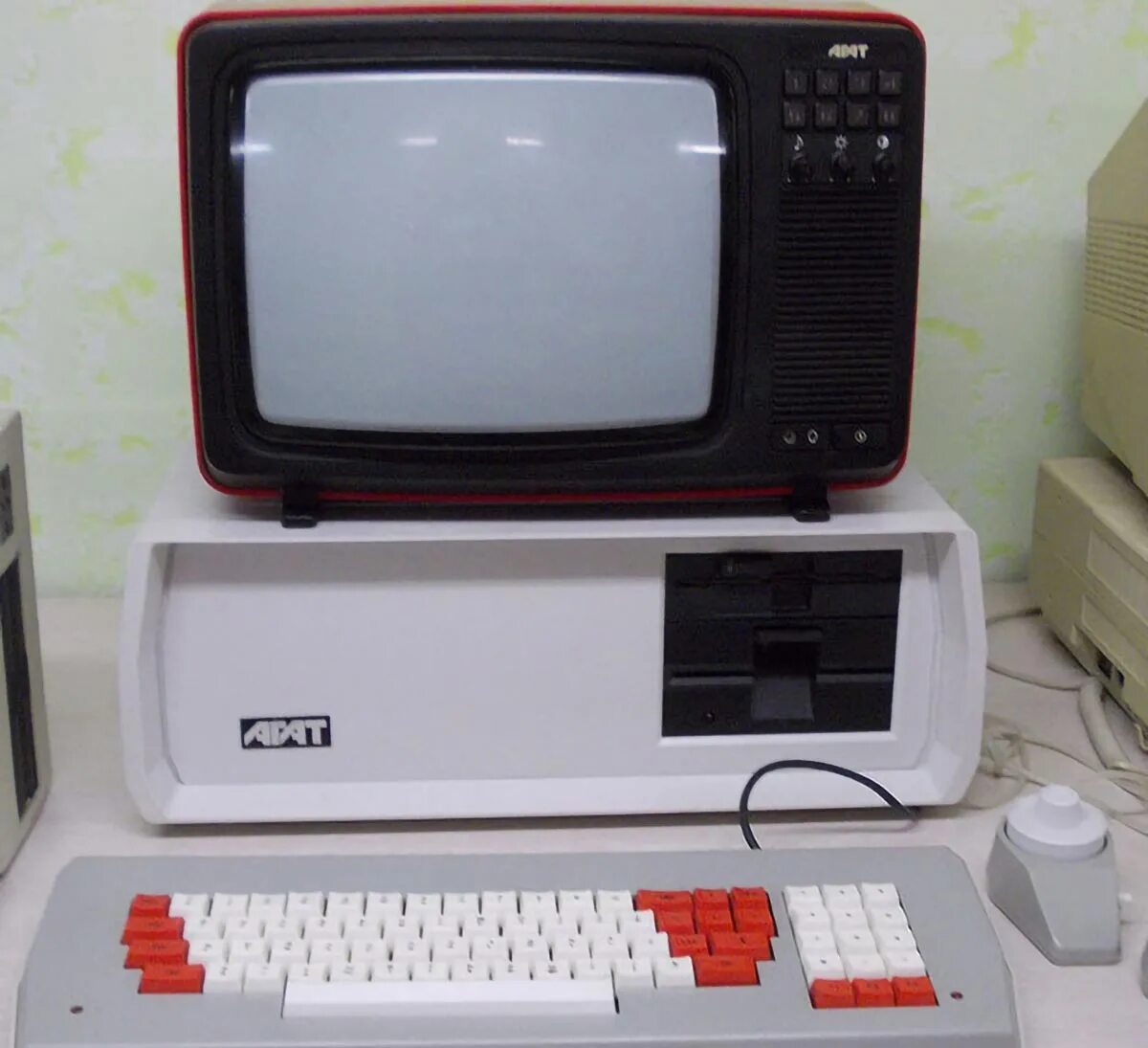 Как назывались первые компьютеры в ссср. ПЭВМ агат-7. Агат 4 монитор. Агат 9 компьютер. Компьютер агат СССР.