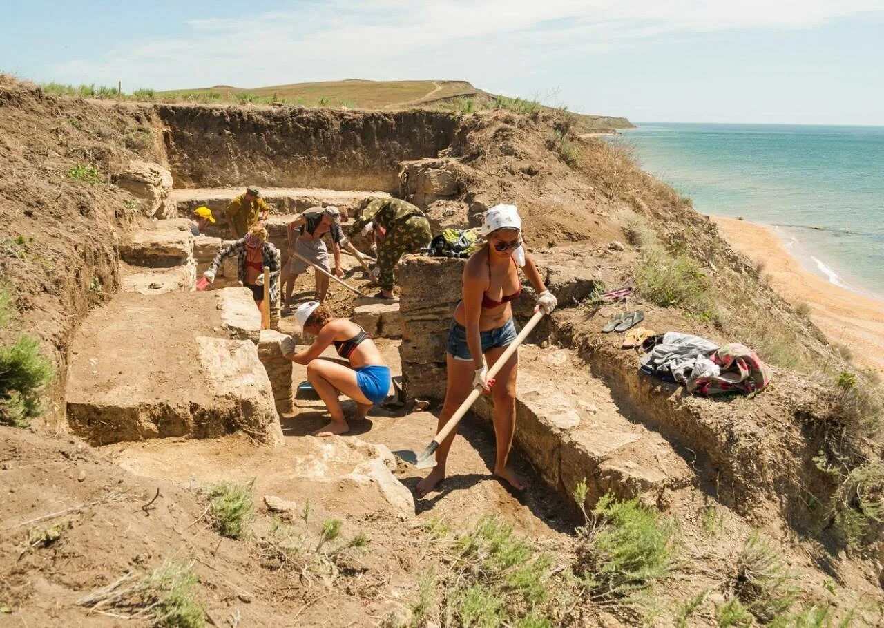 Археологические раскопки в Крыму. Археологическая Экспедиция Крым. Раскопки в Яковенково Крым. Некрополь кыз аул в Крыму. Археологи любители