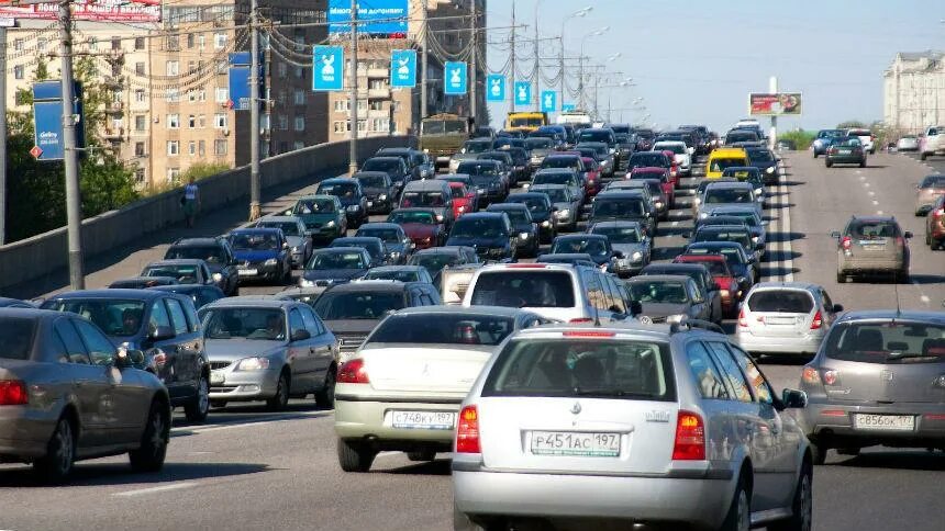 Движение автомобиля в плотном потоке транспорта. Как решить проблему пробок в городе. Пробка машин. Иркутск это город пробка. Как образуются пробки на дорогах гиф.