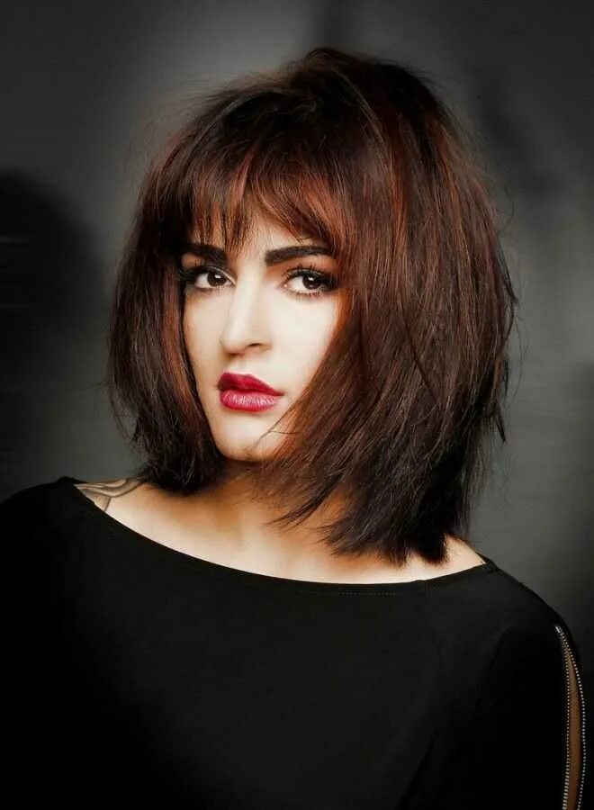 объемная стрижка на средние волосы с челкой 2021. стрижка боб-сессон. стрижка каскад на густые волосы с челкой. градуированный боб сессон на средние волосы. средняя стрижка на густые волосы женская.