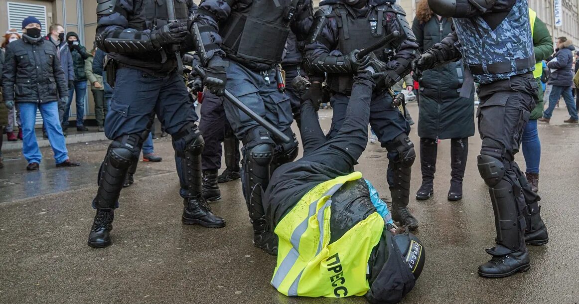 Пресса на митинге. Журналист на митинге. Преследование журналистов. Толпа журналистов.