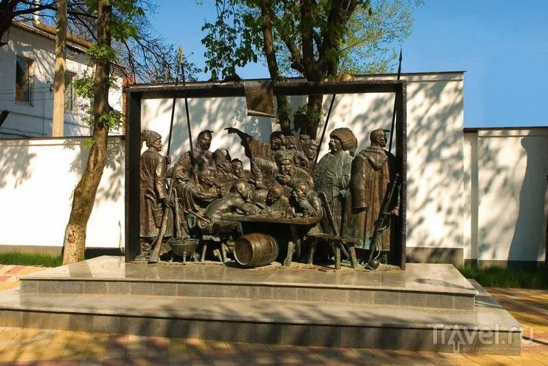 Скульптура казаки пишут письмо турецкому султану краснодар. Скульптура запорожские казаки краснодар. Запорожцы пишут письмо турецкому султану памятник краснодар. Скульптура запорожские казаки краснодар. Памятник запорожцам в краснодаре.