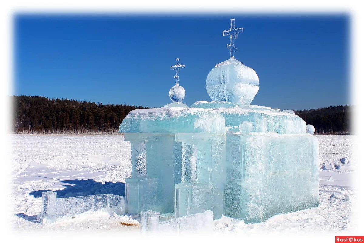 церковь из льда. ледовые фигуры в москве 2023. ледовые скульптуры. шуя рождество 2021. ледяной храм в тюмени.