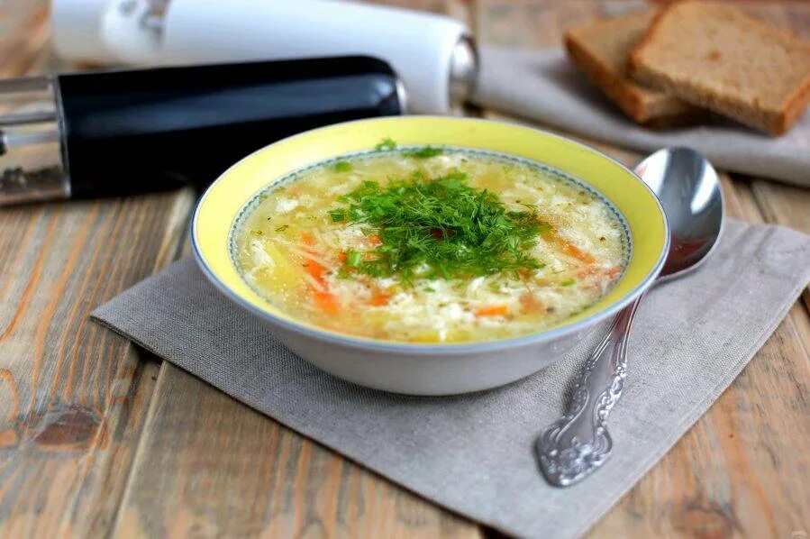 Soup get. Вермишелевый суп с яйцом. Вермишелевый суп с курицей и яйцом. Куриный суп с вермишелью и яйцом. Суп с яйцом и вермишелью.