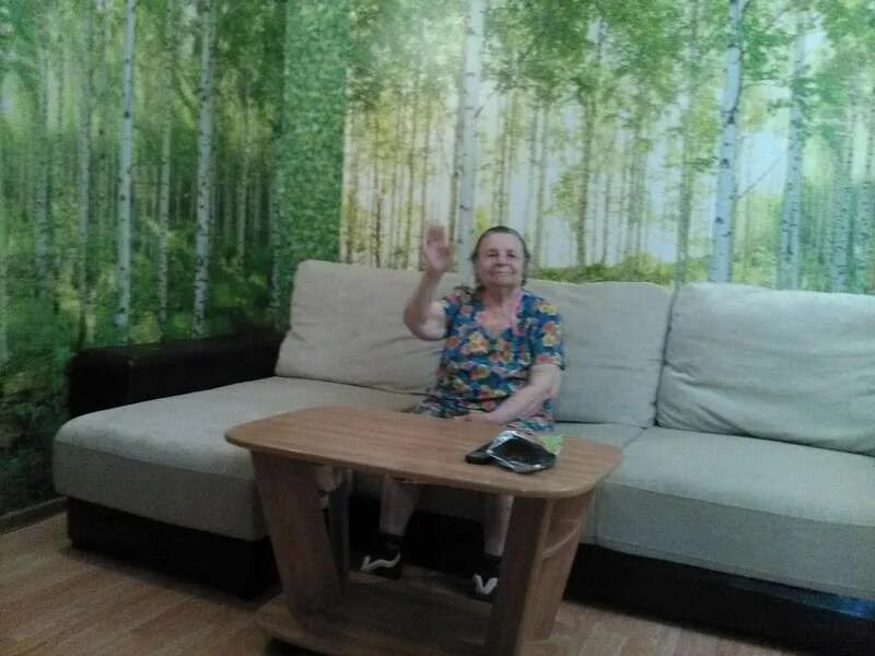 Бабка в квартире. Бабуля в квартире. Бабка в квартире. Комната пенсионера. Бабушка и социальный работник.