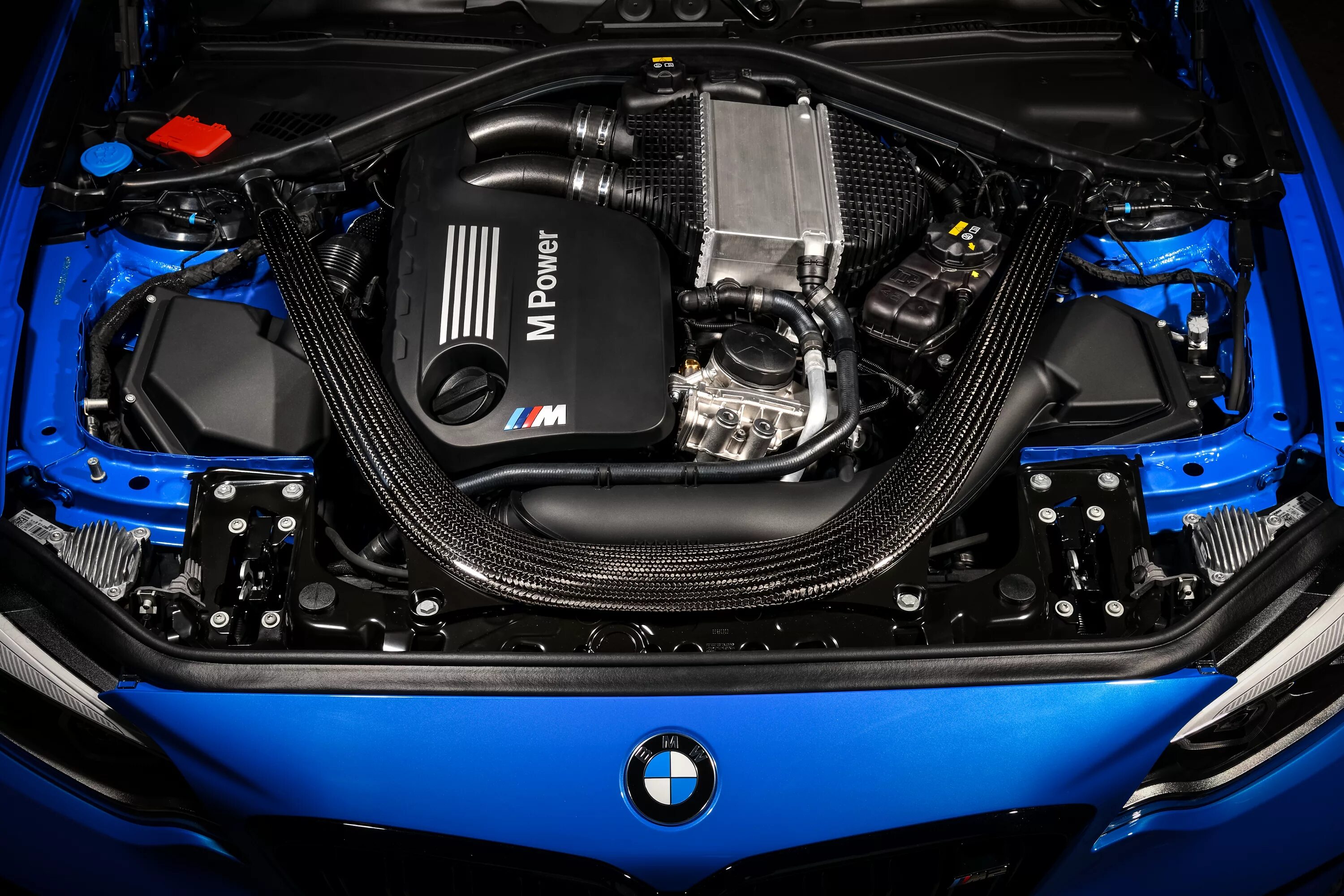 Новые двигатели бмв. БМВ м4 мотор. BMW m2 двигатель. БМВ м4 подкапотка. BMW m2 Competition мотор.