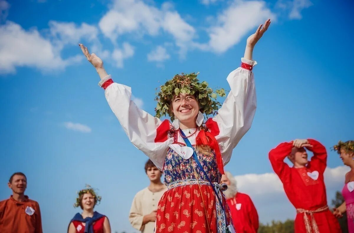 Культурные мероприятия в россии. Хоровод. Народное гуляние. Люди танцуют в народных костюмах. Национальный хоровод.