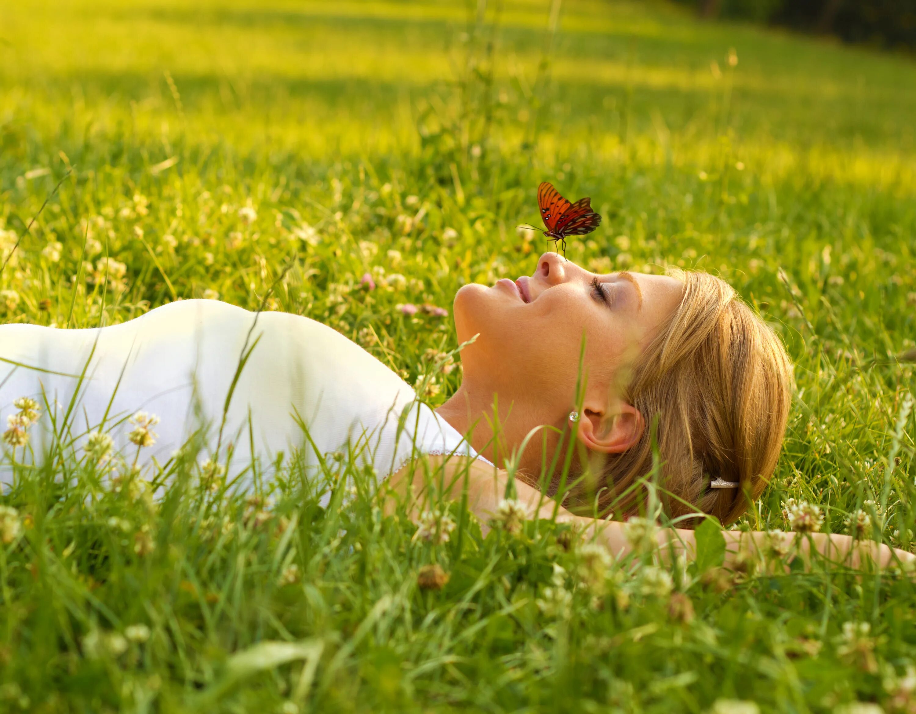 Девушка отдыхала на природе. Лежит на траве. Девушка на природе. Наслаждение женщины. Девушка в траве.