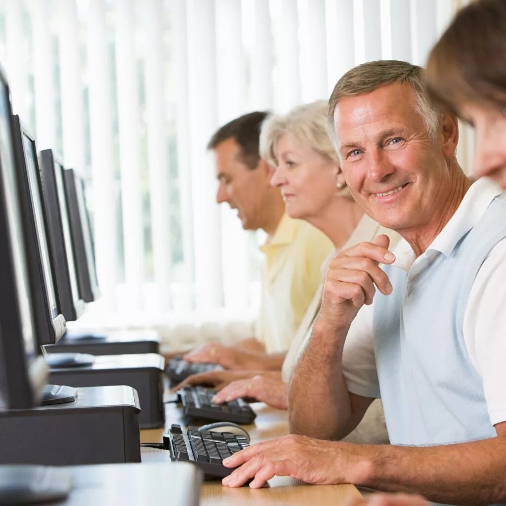 Образование пожилых людей. Коллеги. Руководитель и работник. Обучение возраст работа. Граждане в возрасте 50 лет и старше.