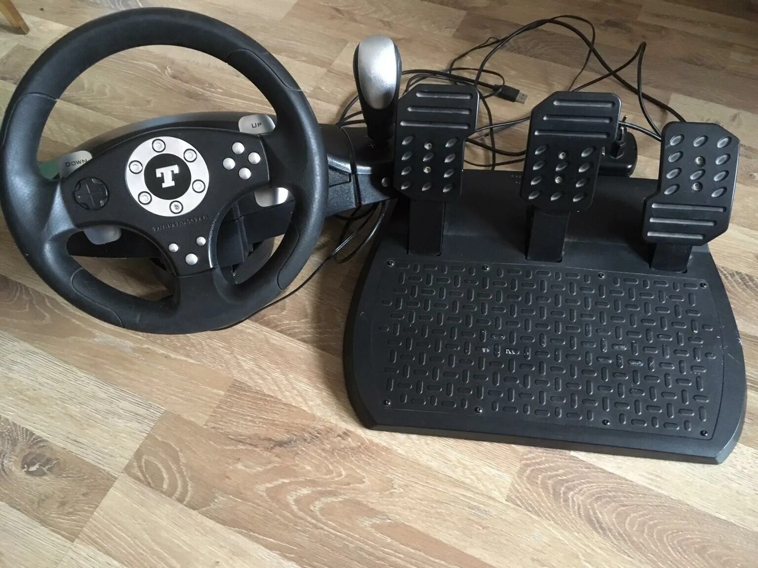 Руль ps4 thrustmaster t150. Thrustmaster t150 кожа. Thrustmaster rgt force feedback clutch. Руль 3 педали коробка передач. Thrustmaster t300rs gt edition.
