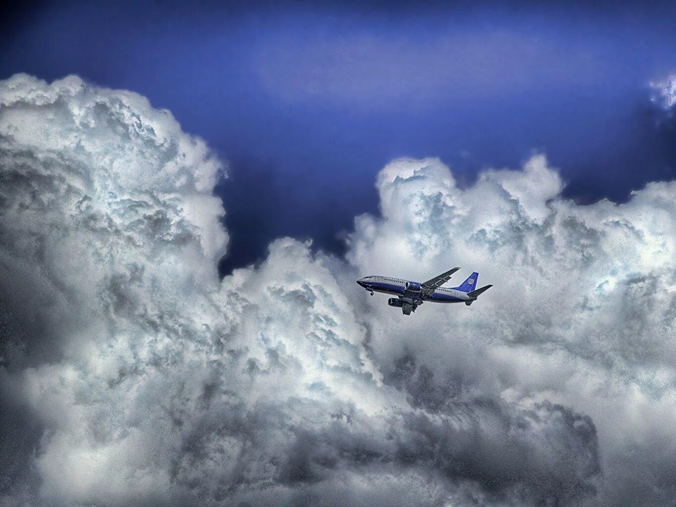 Самолеты над небом. Самолет в небе. Самолет в облаках. Cfvjk`n d uyt,r. Авиация небо самолеты.