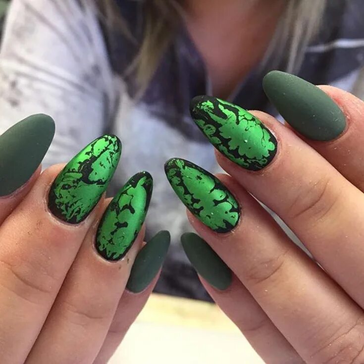зелёный маникюр на короткие ногти. дизайн ногтей зеленый. маникюр 2023 на миндаль изумруд. шеллак малахит шиммер. ногти 2023 зеленый цвет.