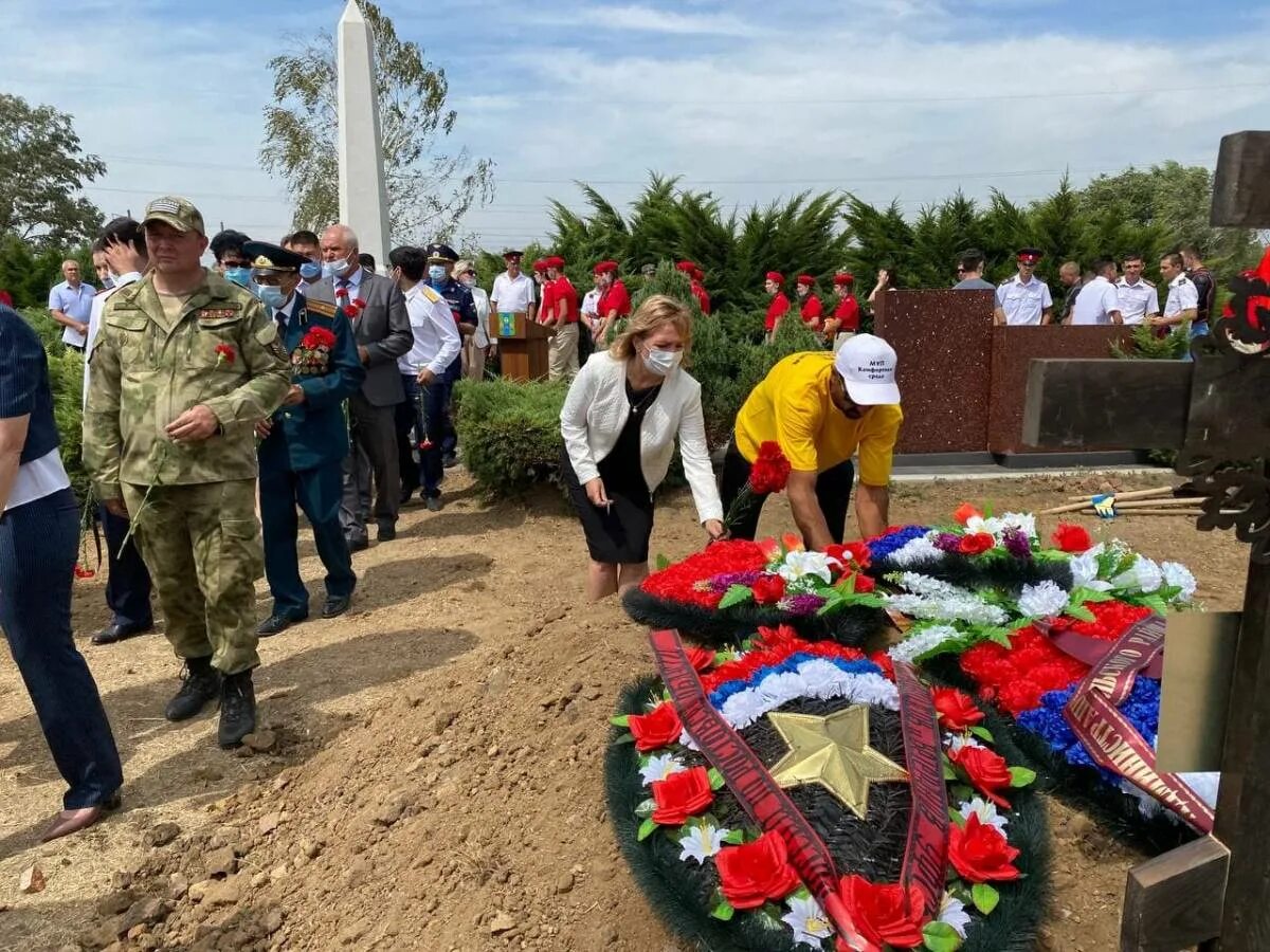 Похоронили в братскую могилу. Захоронение Сальск останков. Перезахоронение Братская могила 2014 год. Перезахоронение в братскую могилу. Перезахоронение в Сальске.