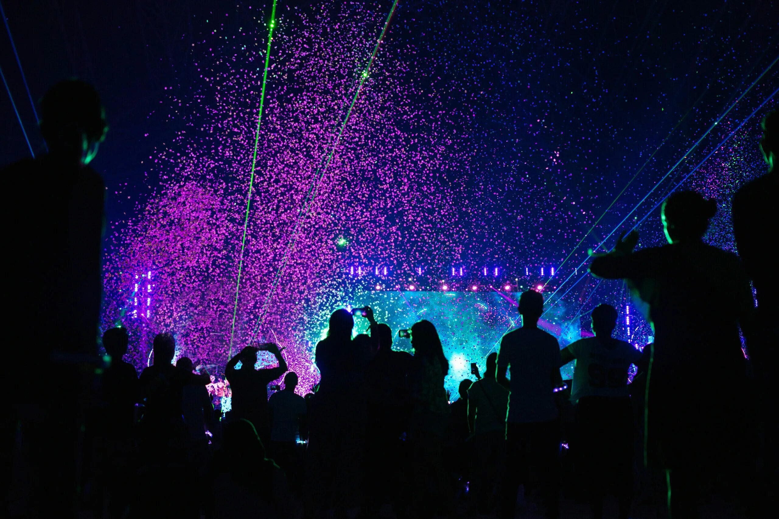 Встреча новых людей. Нетворкинг люди. Клубная вечеринка. Бизнес тусовка. Люди на мероприятии.