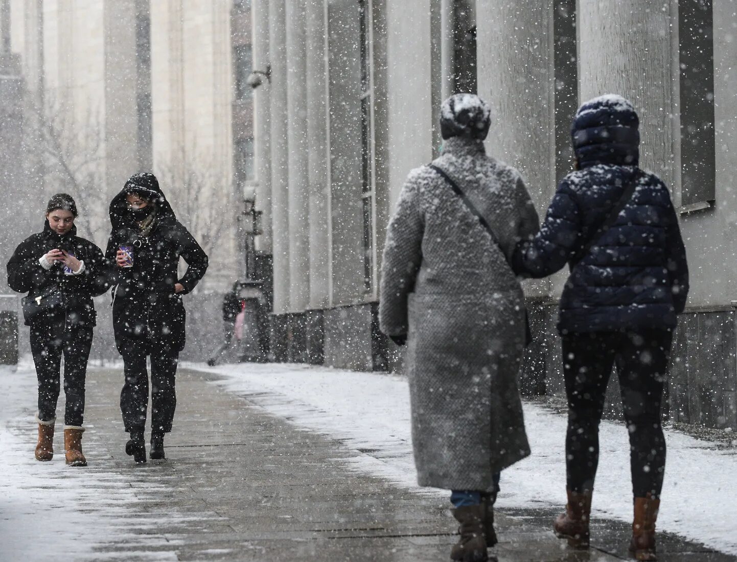 Петрозаводск в снегу ночью. Что планируется в январе. Открытки связанные с похолоданием. Что планируется в январе. Снег и морозы объявлены в понедельник.