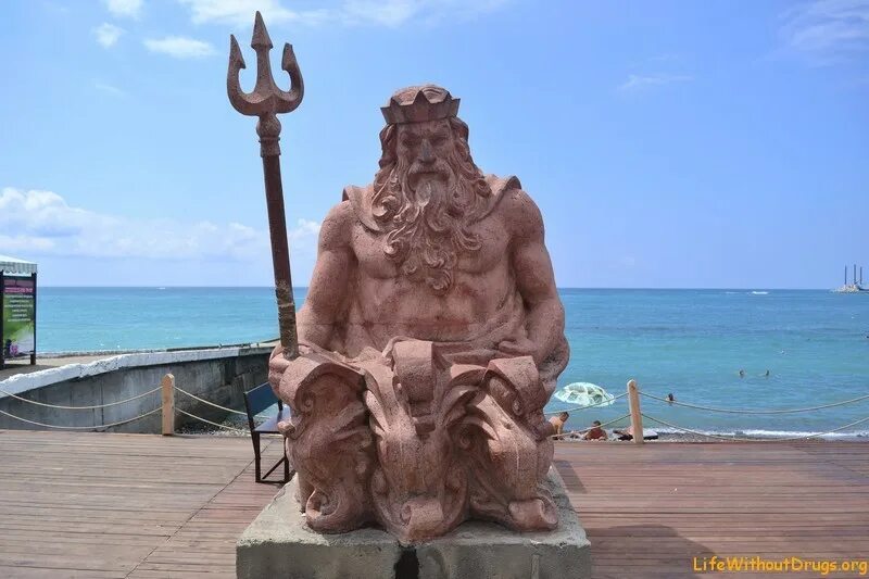 Берега посейдон. Статуя Посейдона в Сочи. Статуя Нептун Посейдон. Посейдон Сочи памятник. Пляж Посейдон Сочи.
