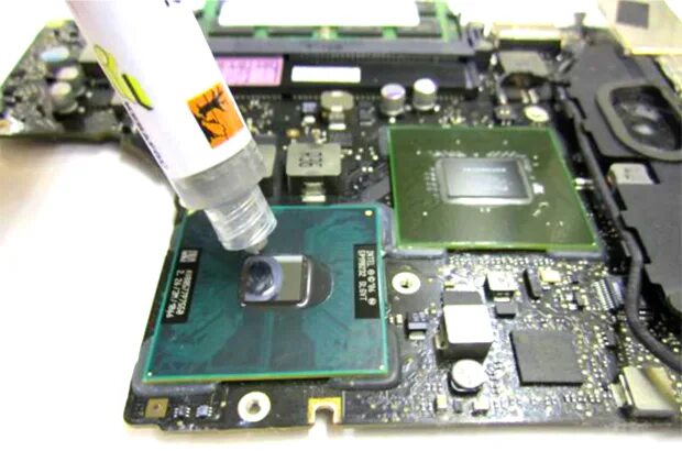 Macbook air термопаста. Чистка macbook air. Замена процессора macbook. Macbook air a1932 термоинтерфейс процессора. Macbook air 13 2017 один кристал не смазан термопастой.