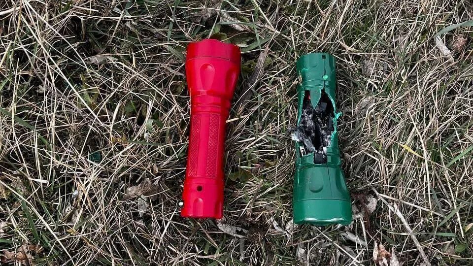 Разбрасывают фонарики. Запуск китайских фонариков в небо. Толпа с фонариками в темноте. Воздушные фонарики. Китайский фонарик летающий.