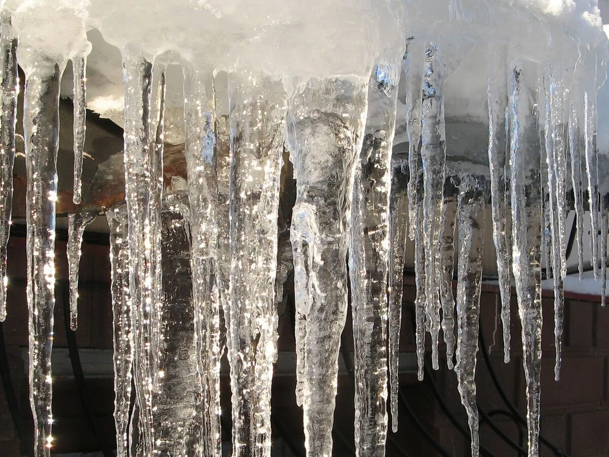 ледяные сосульки. сосульки зимой. сосульки. ледяные сосульки. ледяная сосулька.