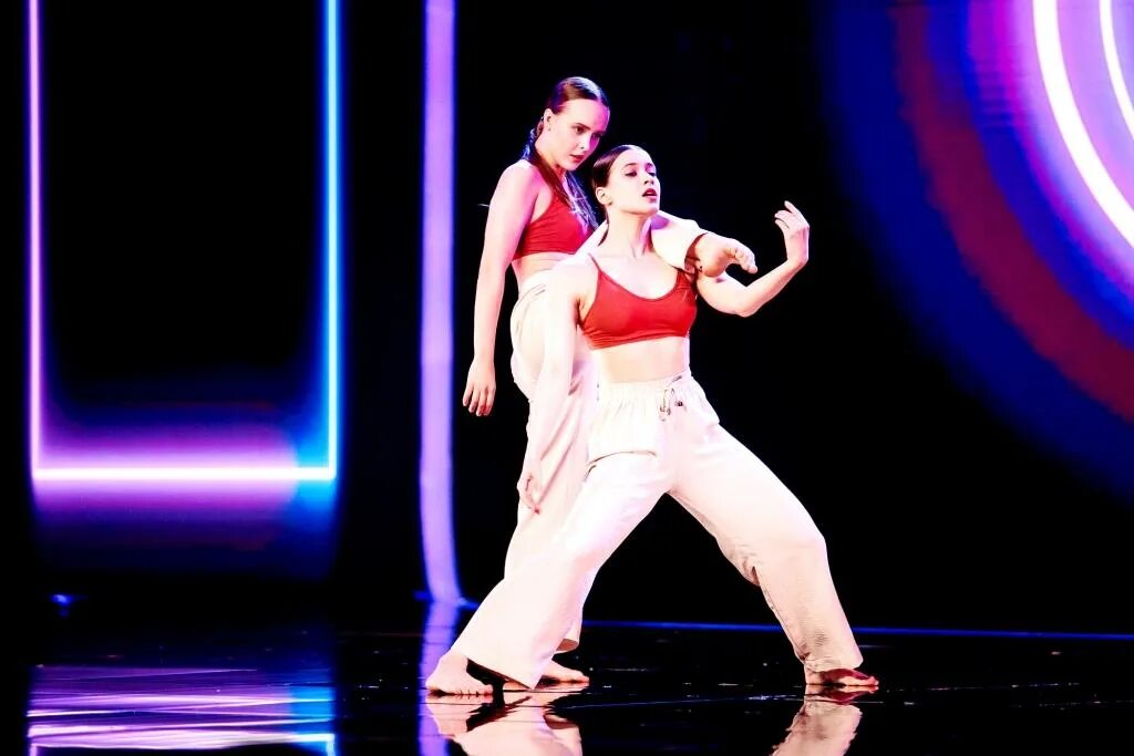 Новый танцы 2 выпуск. Танцы на ТНТ 2022. Маша Гаврилова танцы. Шоу танцы дуэты. Шоу танцы танцор.