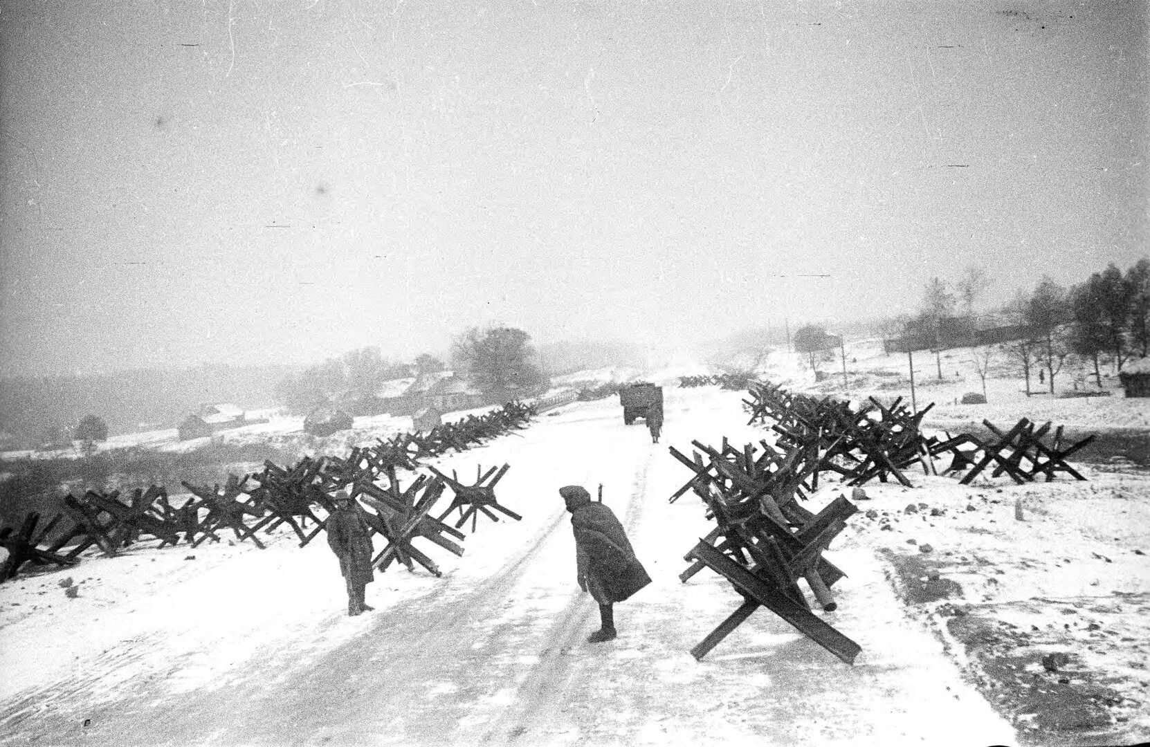 К лету 1941 года. Противотанковый ёж 1941. битва за москву противотанковые ежи. противотанковые ежи москва 1941 г. противотанковые ежи в химках 1941г.