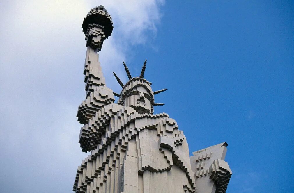 Статуя стран. Статуя свободы Леголенд. Леголенд Калифорния статуя свободы. Леголенд статуи.