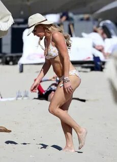 Braunwyn Windham-Burke Wears a Bikini on the Beach in Miami (27 Photos) .