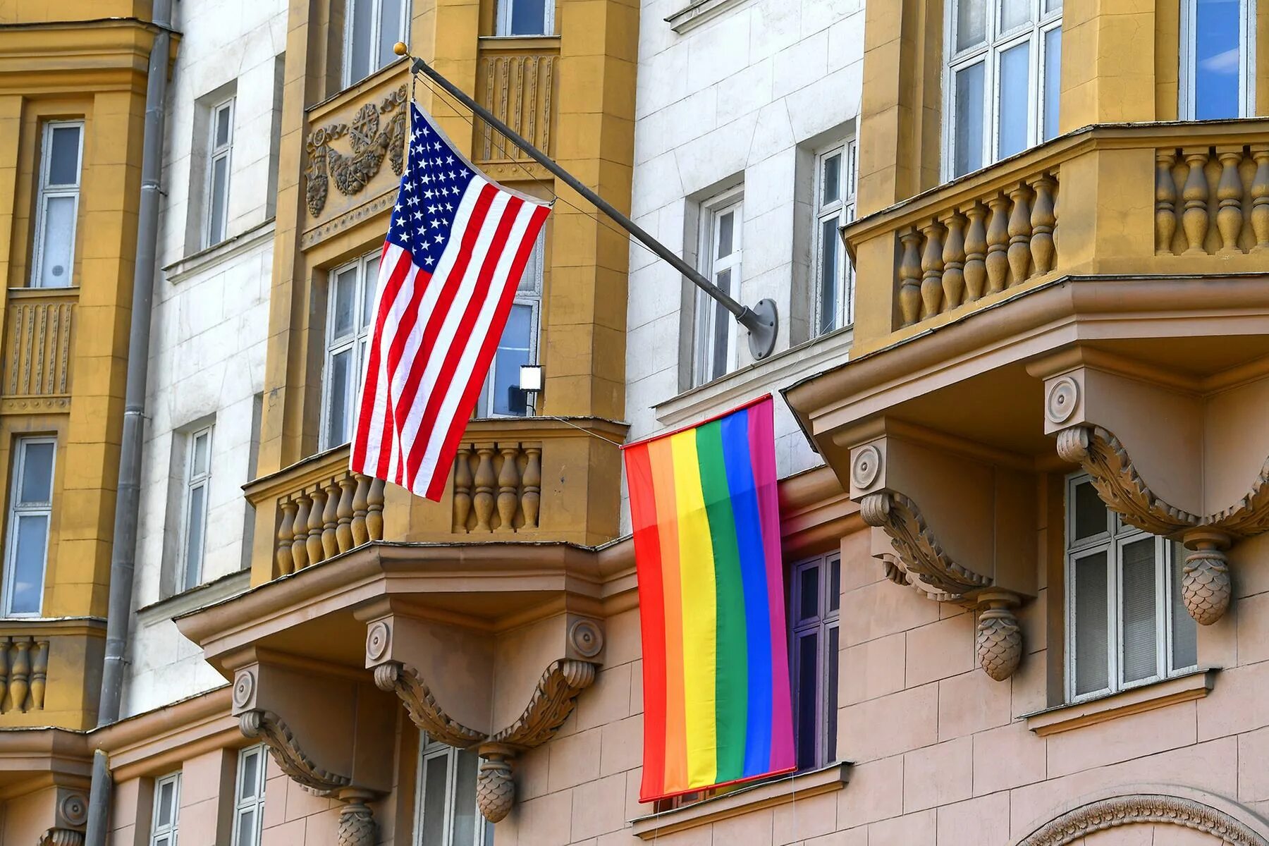 Консульство сша работает. Флаг лгбт на американском посольстве. посольство америки в москве. посольство сша в москве лгбт. американское здание посольство в москве с лгбт.