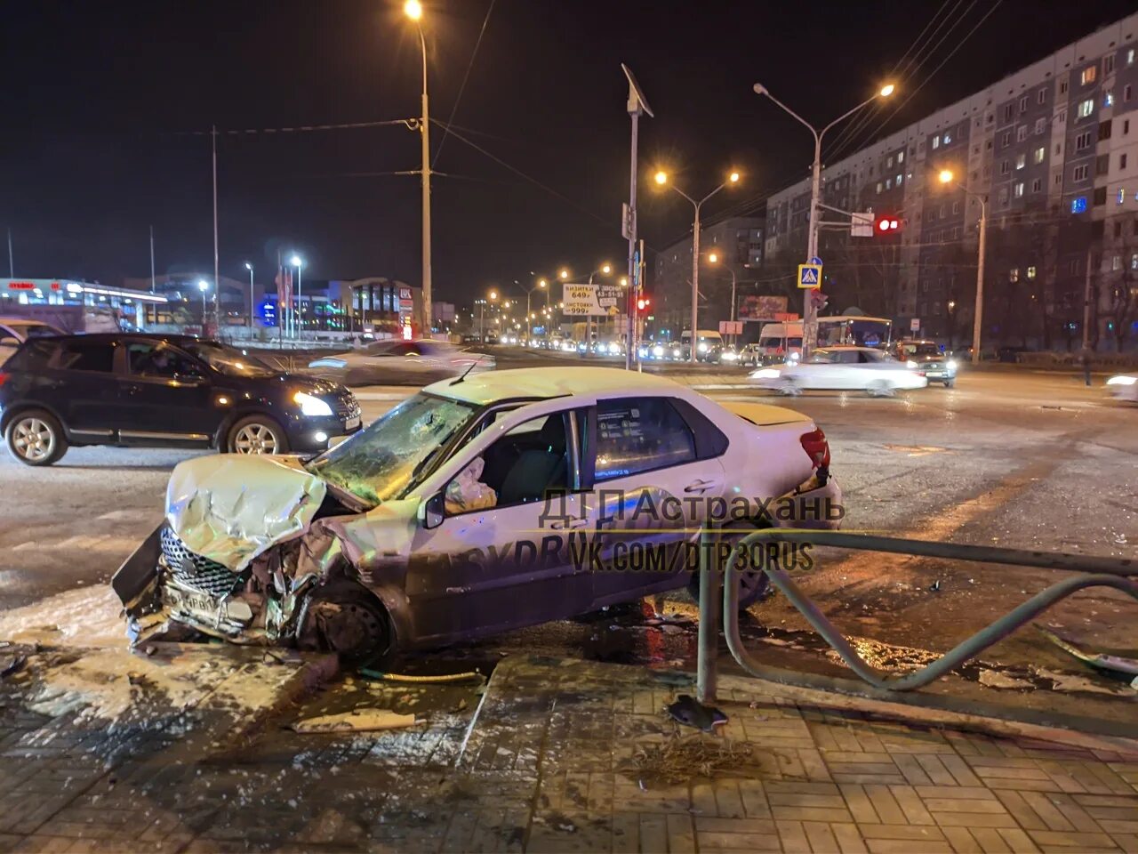 Авария Астрахань авария. ДТП автомобилей на перекрестке.