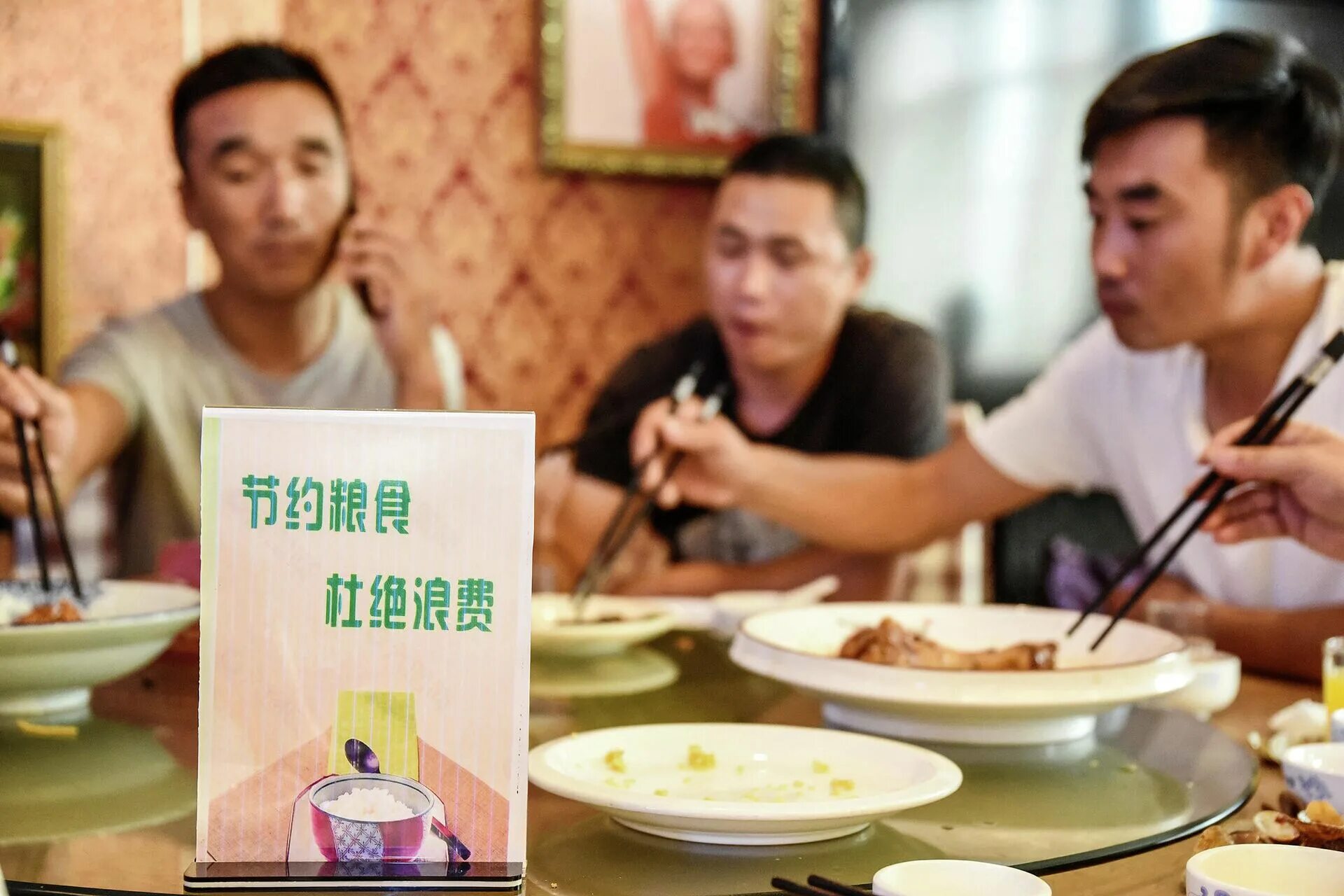 Хочу есть на китайском. Человек китайская еда. Китайский ресторан еда. Китайцы в кафе. Люди в кафе с китайцем.