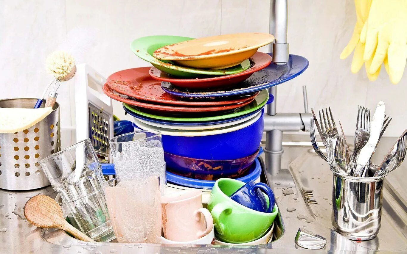 Грязная посуда. Немытая посуда в раковине. Грязная посуда на кухне. Гора посуды.