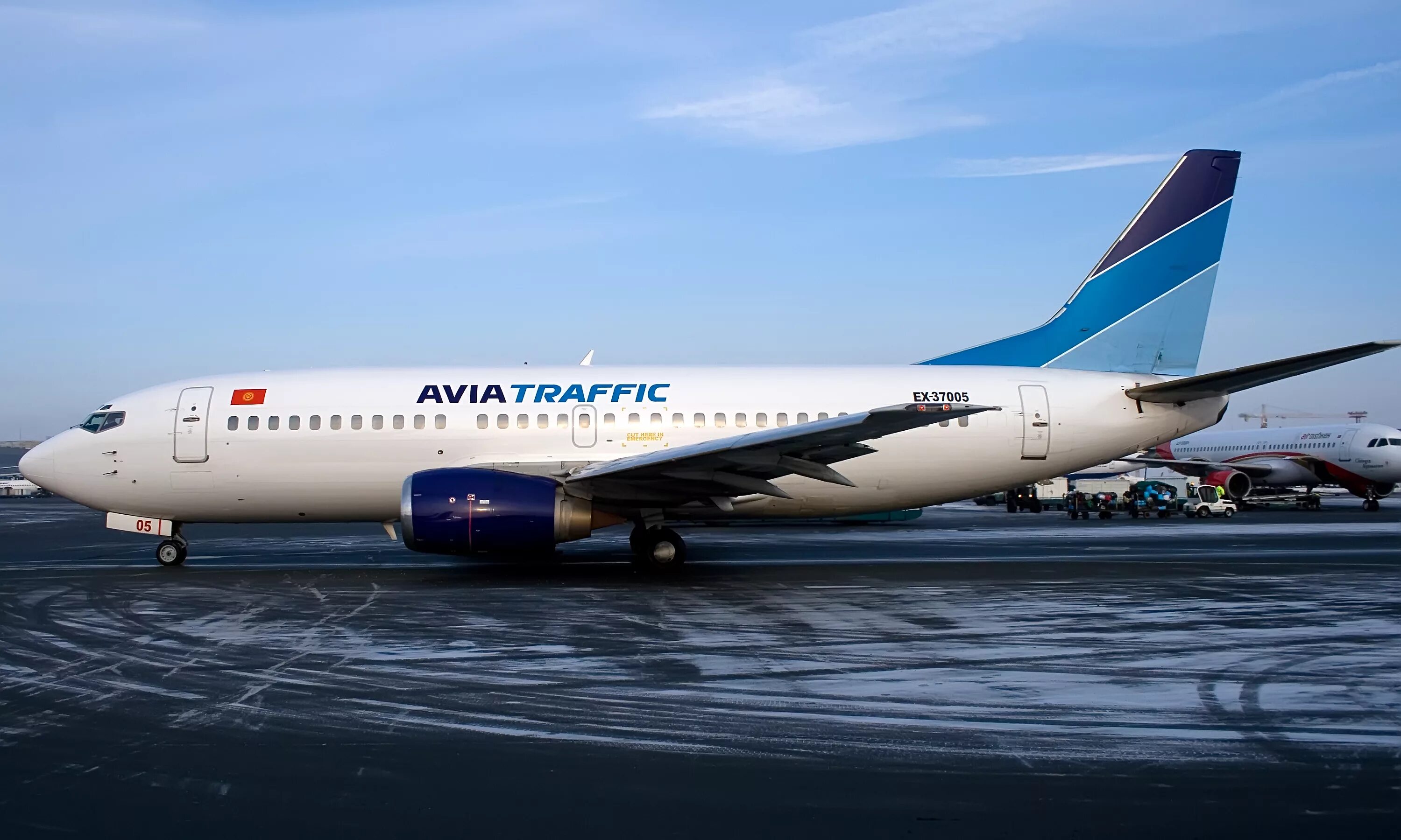 Купить авиабилеты авиатрафик. Боинг 737 300. Boeing 737-300 Avia Traffic Company. Боинг 737 авиатрафик. Боинг 737 300 авиатрафик.