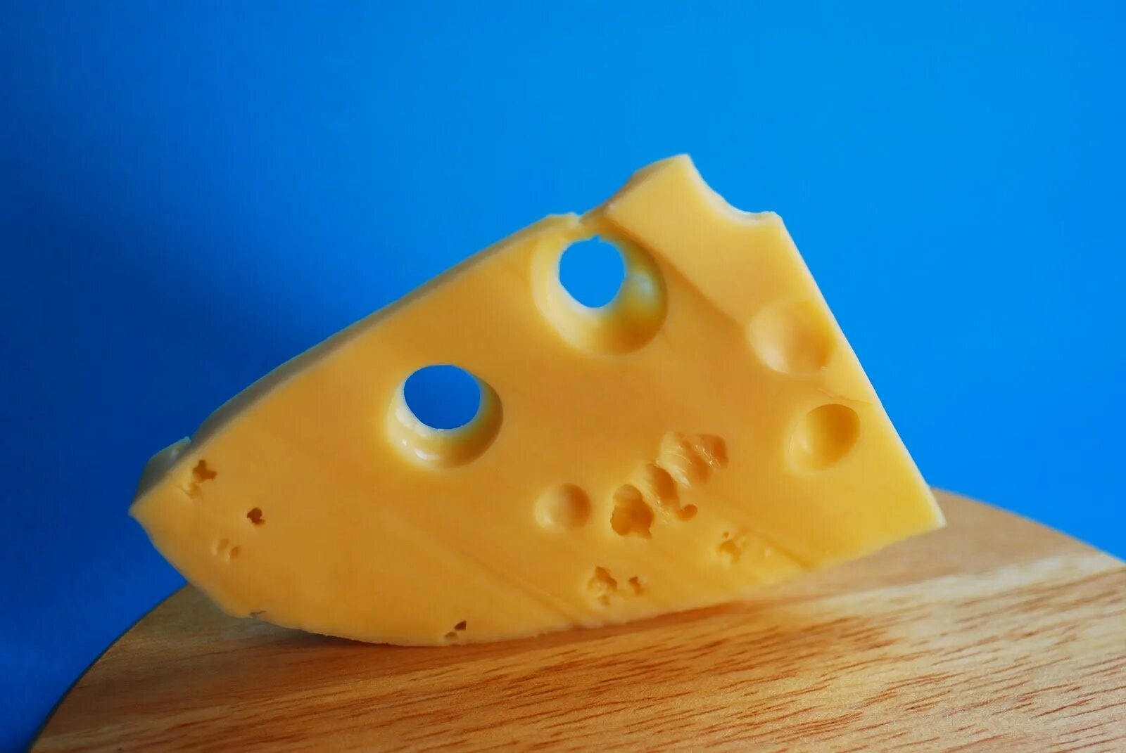 Кусок сыра. Дырки в сыре. Сыр с дырочками. Кусок сыра с дырками. Красивый кусочек сыра.