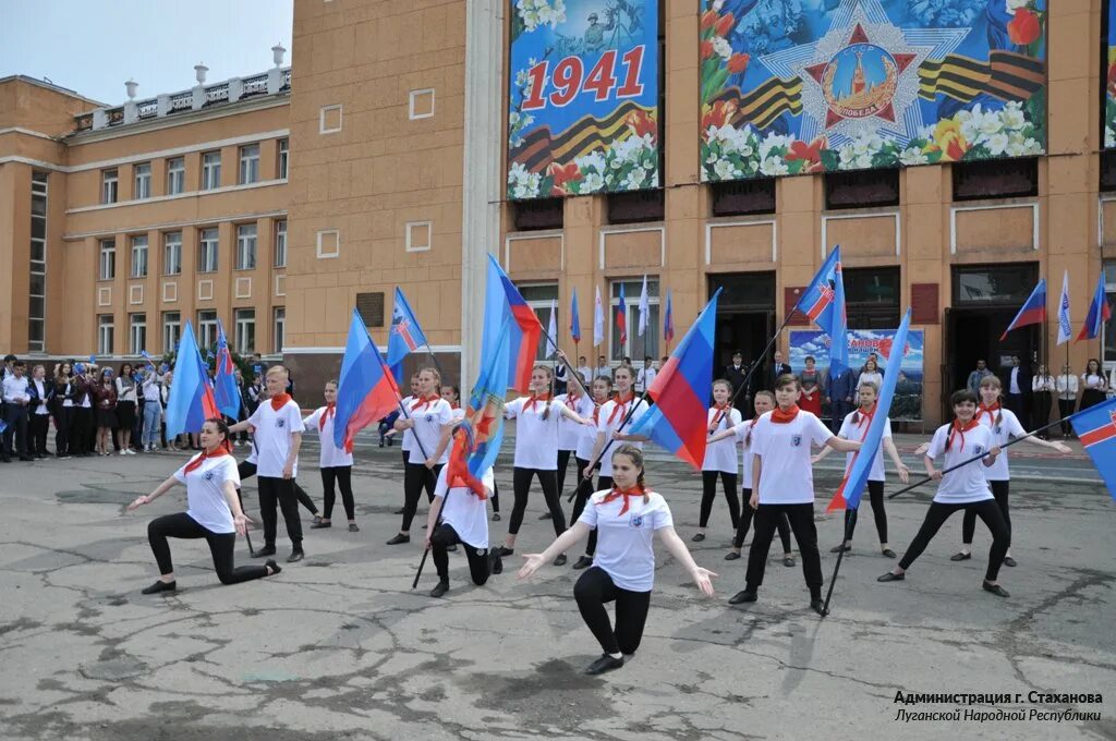 Новокубанск открытие елки. Городская елка в стаханове. Стаханов 2021. Стаханов смайл. Ирмино стаханов.