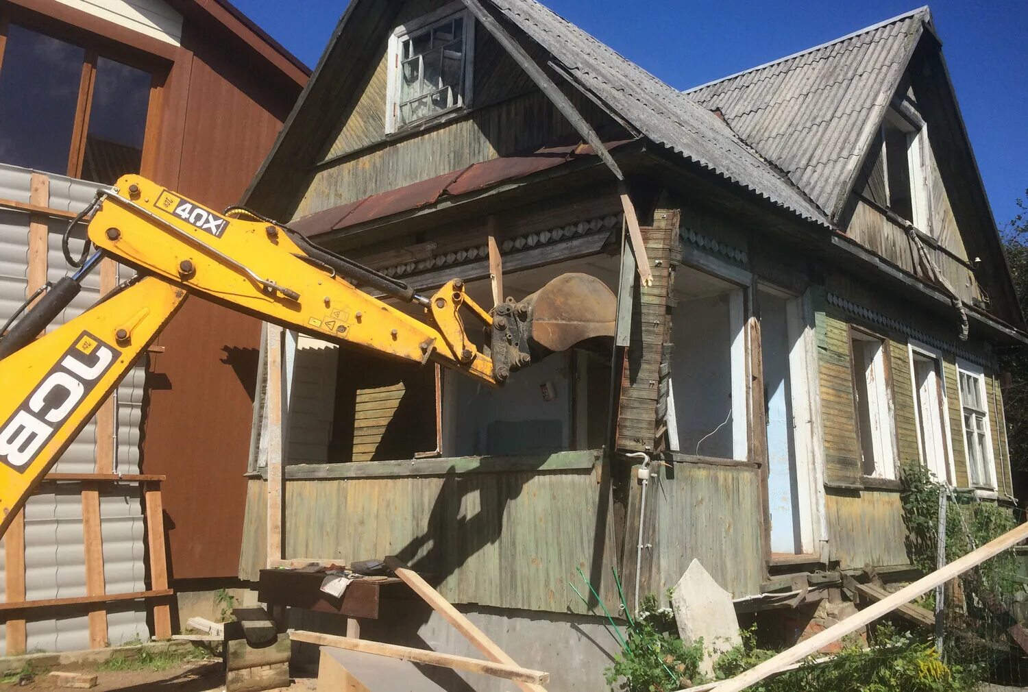 Демонтаж старого дома. Снос многоэтажных зданий. Сломанный дом. Сносе дома ижс. Снесли частный дом.