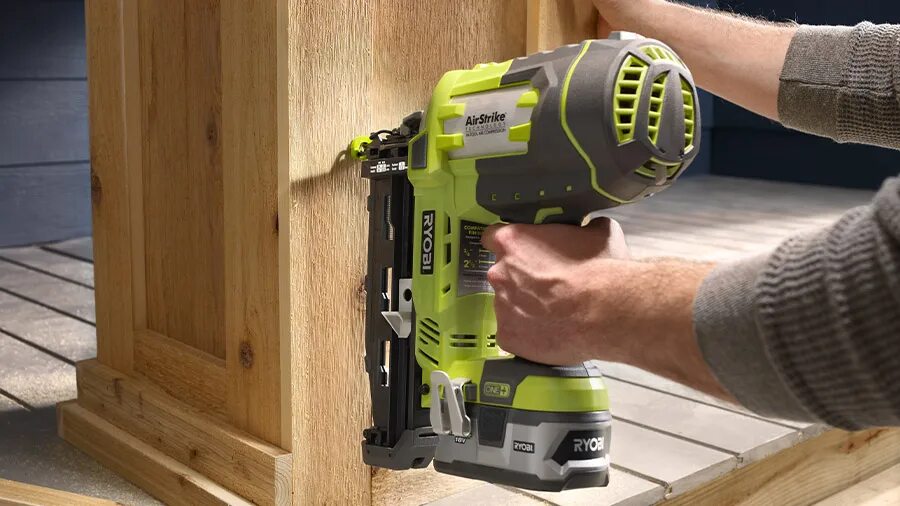 Купить электромолоток для гвоздей. Ryobi 16 Gauge Nailer. Гвоздезабивной нейлер Риоби. Электро молот для гводей. Электромолоток для гвоздей.