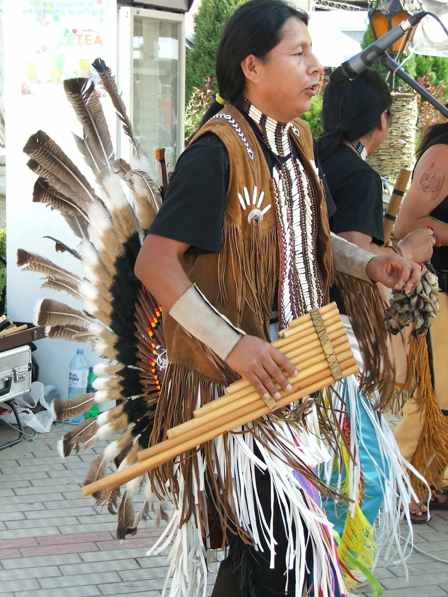 Играющий индеец музыка. Индеец играет на улице. Индейцы играют музыку. Индейцы играющие на рейнстике. Индеец флейта дерево.