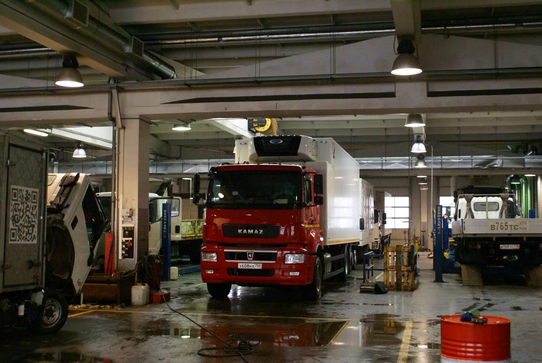 Ремонт грузовиков петербург. Сервисный центр грузовой ремзона. Грузовик сервис. Дилер камаз сервис грузовой. Ремонт фуры на ручьях.