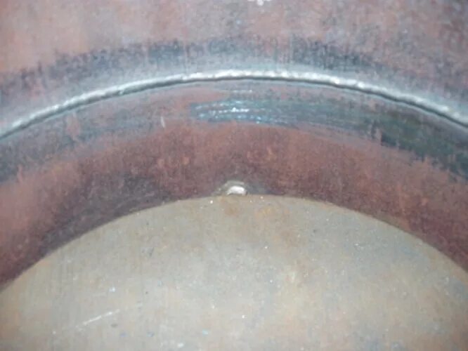 Сварка корня шва аргоном. Внутренний шов трубы. Сварка корня шва труба 1200 мм. Сварка операционного шва трубы. Перекрытие сварных швов труб замковое.