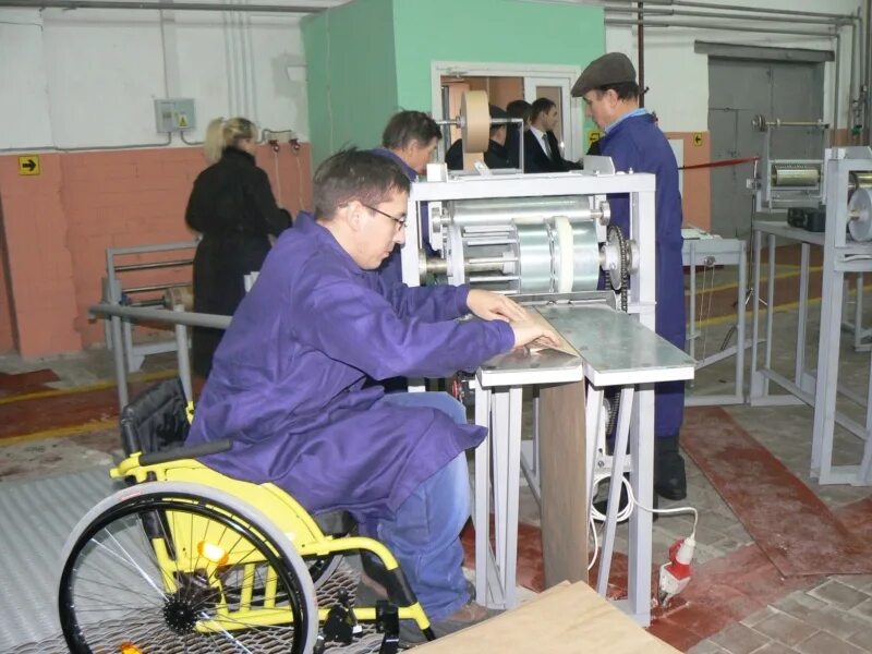 На предприятии работает инвалид. Трудовая реабилитация инвалидов. трудоустройство инвалидов. рабочие места для инвалидов. организация рабочего места инвалида.