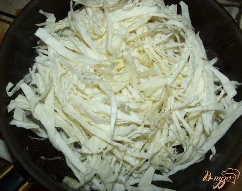 Готовить капусту на сковороде. Капуста тушёная с сердечками куриными на сковороде рецепт. лаваш с тушеной капустой на сковороде рецепт с фото. рецепт тушёной капусты с сердечками в мультиварке.