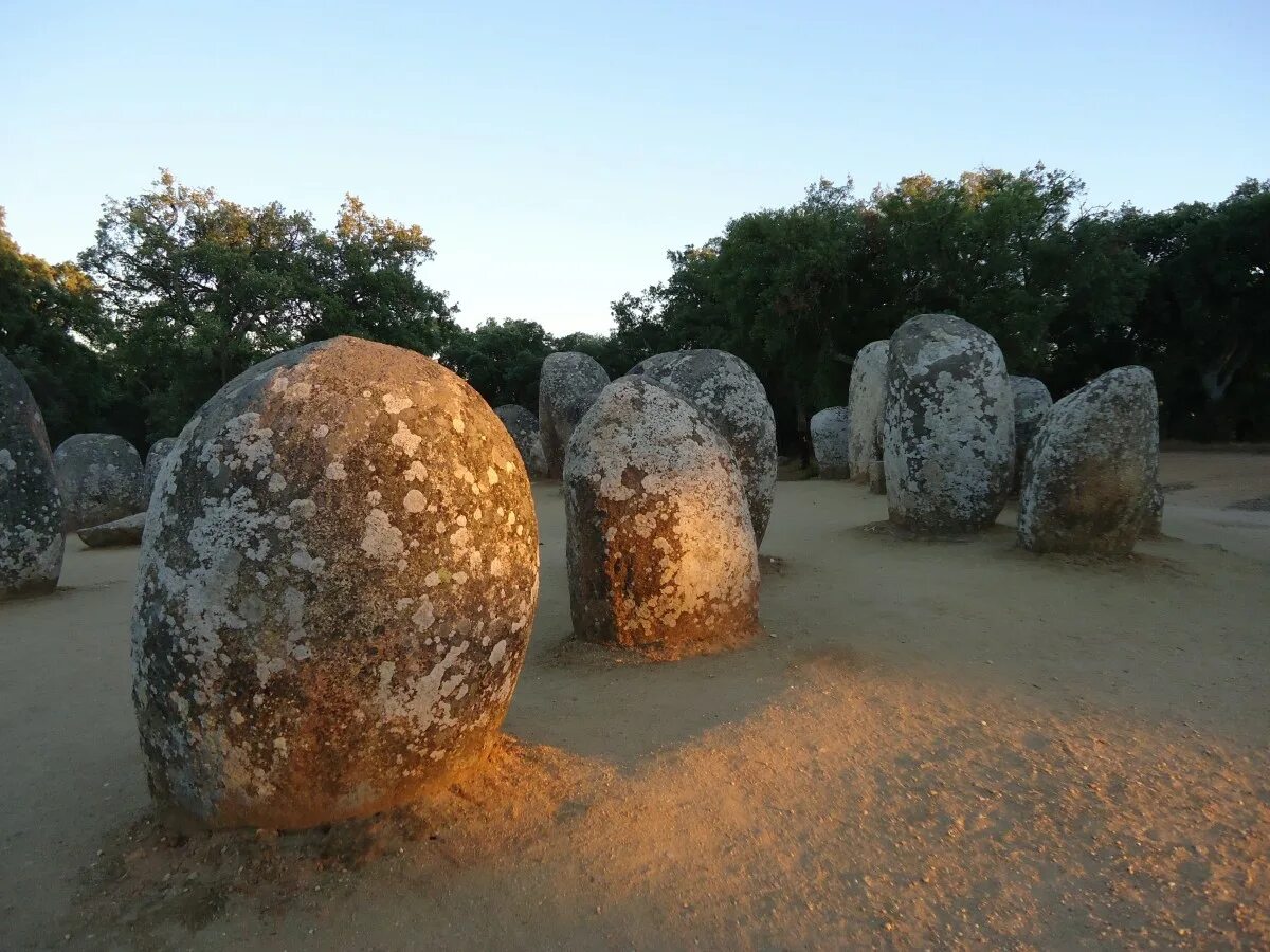 Таинственный монолит штат юта. Металлический монумент в юте. Монолит в пустыне юта. Загадочные столбы. Каменный монолит меняющий цвет в течение дня.