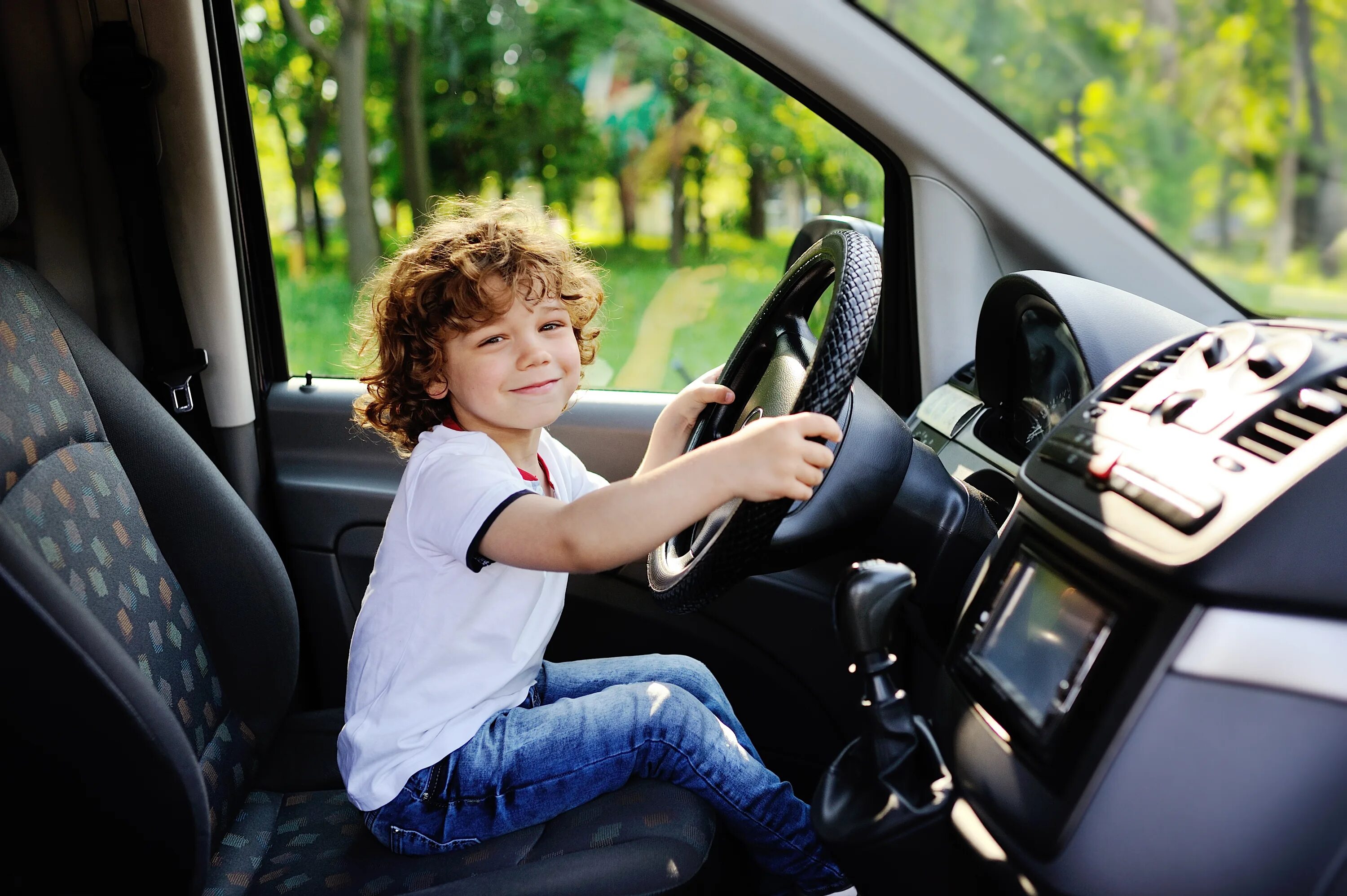 He doesn t driving. Ребенок за рулем. Мальчик за рулем. Ребёнок за рулём автомобиля. Подросток за рулем.