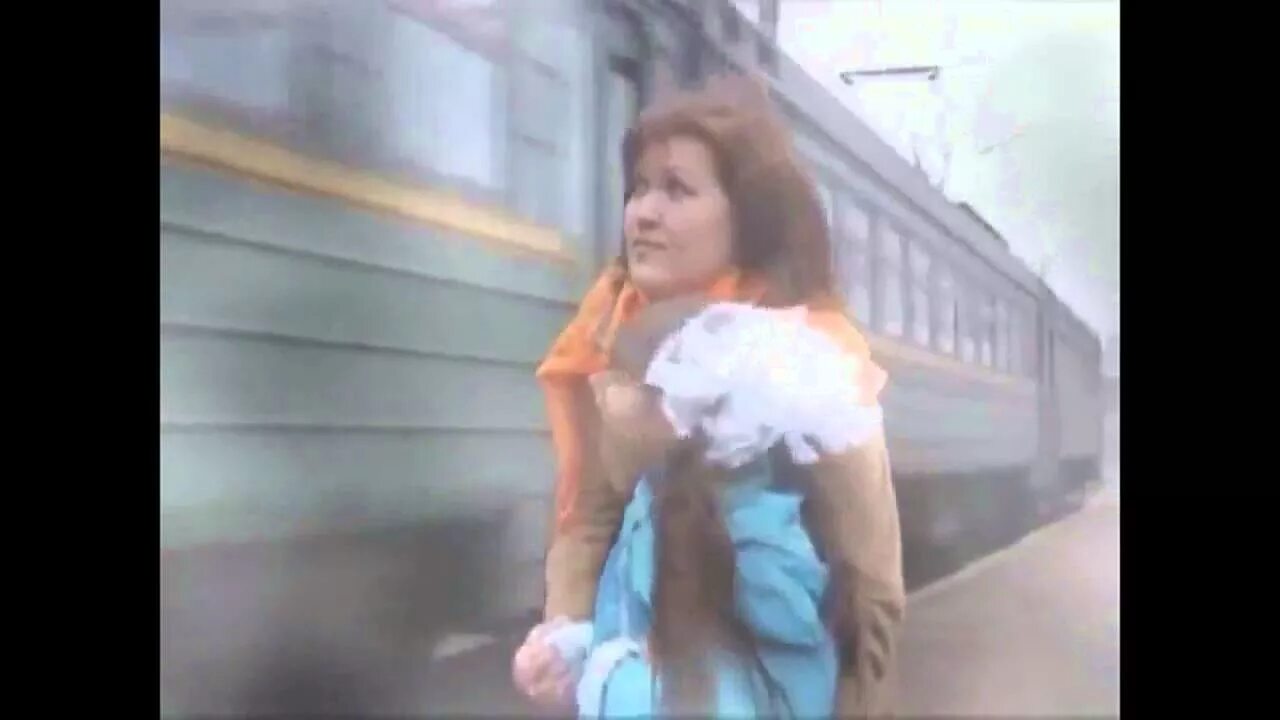 Маленькая девочка рассказывает папе. Мама с папой говорит у портрета стоя. Дочка с папой говорит у портрета стоя слушать голубые береты. Дочка с папой говорит стоя. Мама с папой говорит у портрета стоя.