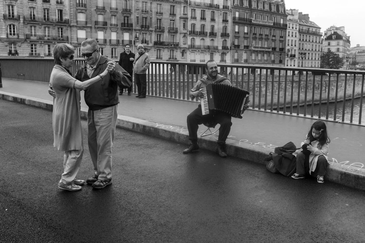 Апрель город любовь. Питер Тернли фотограф. Уличная романтика. Уличная любовь. Уличная фотография.