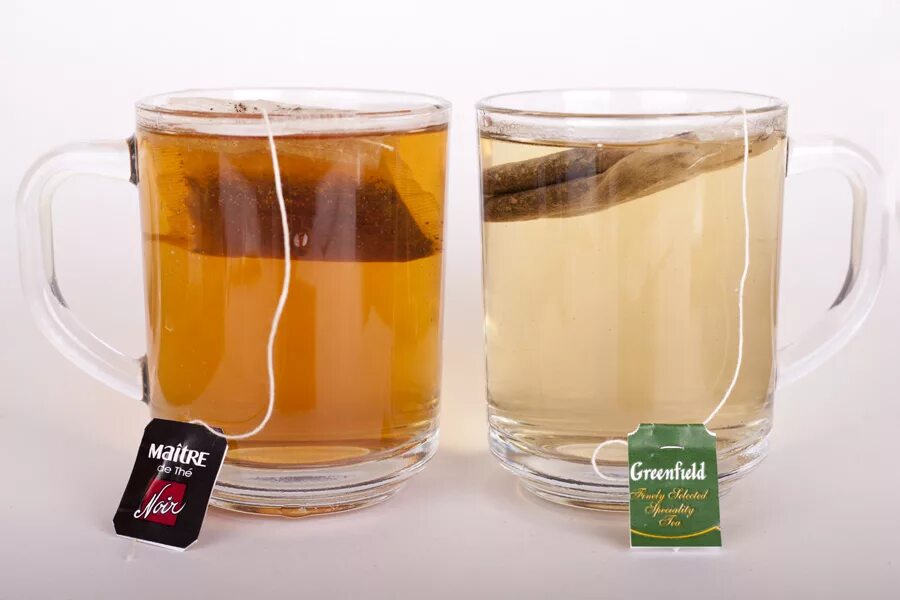 Чайные стаканы. Заварка чая. Чай в холодной и горячей воде. Чай в стакане с пакетиком чая. Налей воды в чай