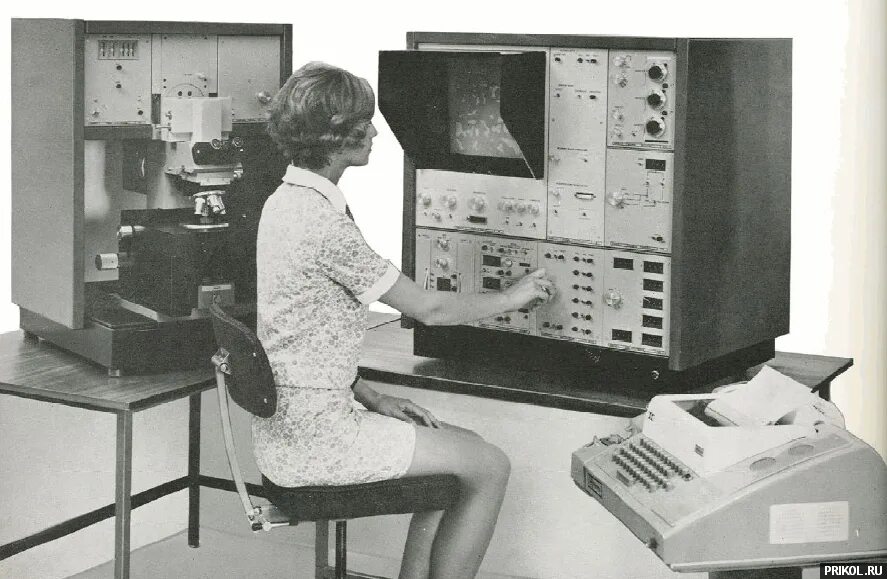 Компьютеры середины 20 века. Компьютеры в середине 20 столетия. Старые ЭВМ. Ретро компьютер.