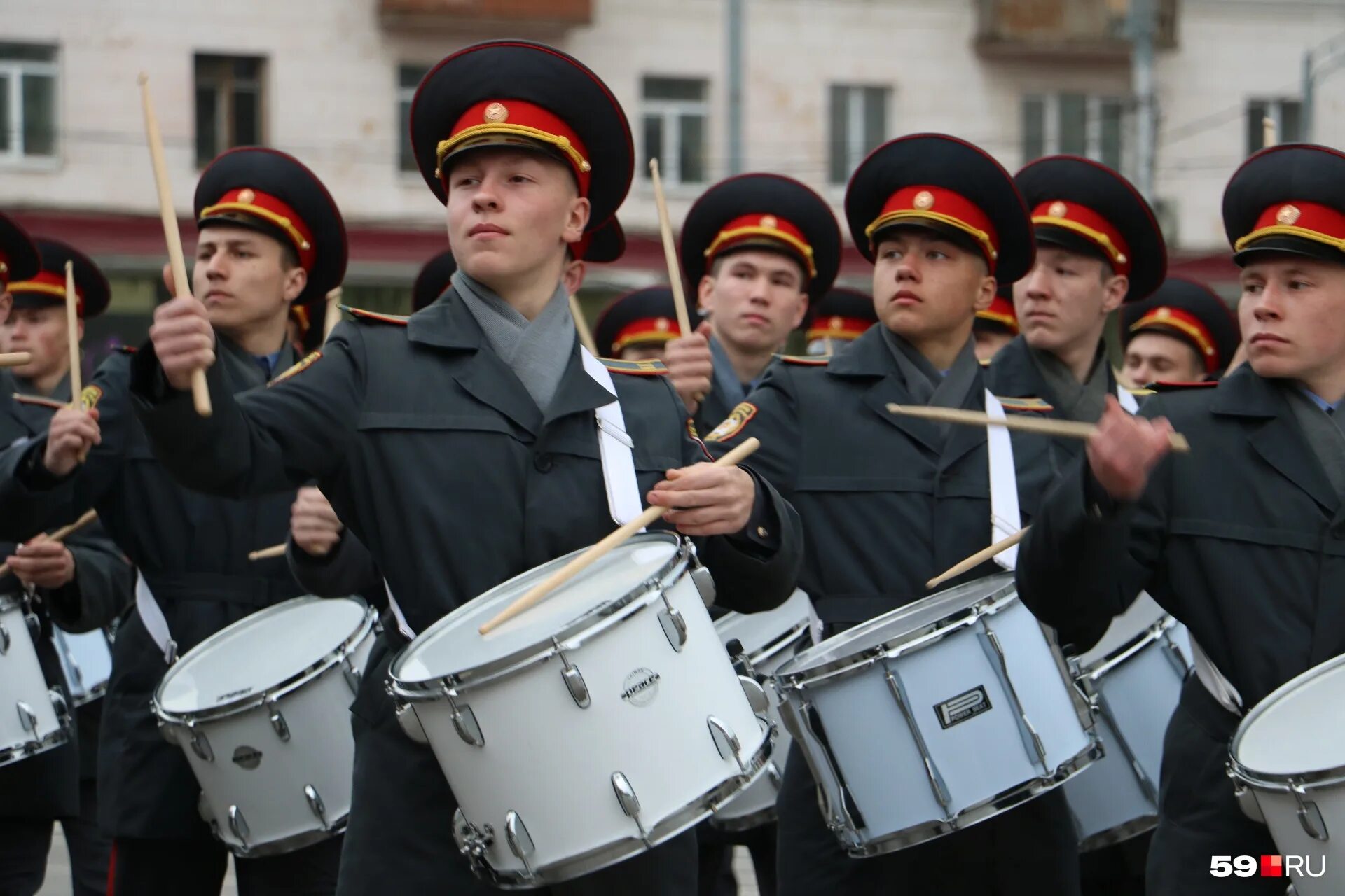 марш барабанщиков. барабан для парада. марш с барабанами. гусарский марш петрова. ансамбль барабанщиц "мажоретки".