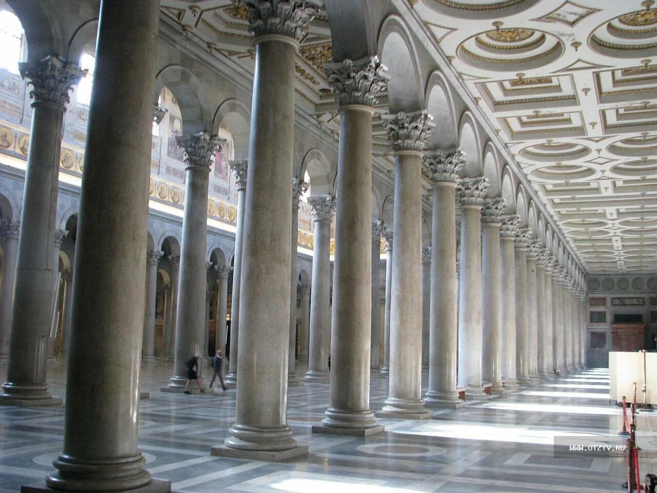 Галерея с колоннами 6 букв. Рим фрески колоннада. Колоннада Версаль. Колоннада Италия. Колоннада Эрмитаж.